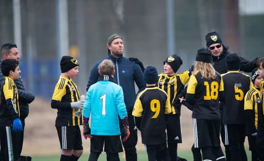 IFK Hässleholms tränare Ken Linde i träningsmatchen för