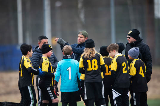 IFK Hässleholms tränare Ken Linde i träningsmatchen för