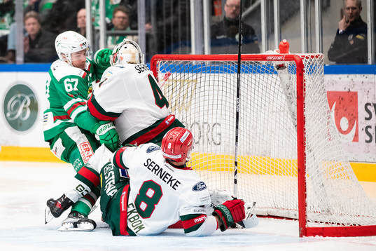 Rögles Leon Bristedt mot Frölundas målvakt Niklas Rubin