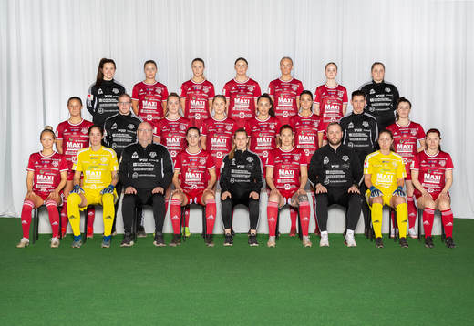  Fysioterapeut/fystränare Emelie Ahlin, Izabell Johansson, Frida Jonsson Aspelin, Ellen Hultgren, Ida Lilja, Wera Helsing, assisterende lagledare Elin Palonen. Mittenledet från vänster: Elin Berggren, materialförvaltare Christian Karlsson, Hannah McNulty, Amanda Jansson, Nathalie Bergman, Karin Weinacht, lagledare Ralf Sundhäll, Christie Gray. Sittande från vänster: Sara Öjebo, Ann-Sofie Gripenberg, tränare Mattias Ahlberg, Jenny Tropp, målvaktstränare Julia Lindén, Hanna Sahlén, tränare Markus Puranen, Lova Lundblad, Amandha Sjöberg.
