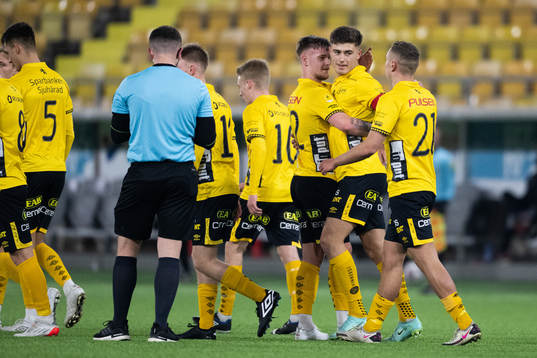 Elfsborgs Besfort Zeneli jublar med Adam Johansson och Theo Lind efter 3-0