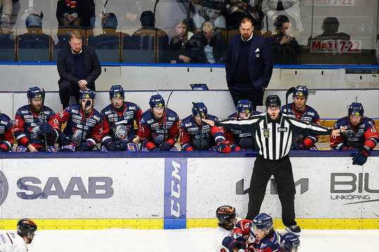 <lli<bås med tränare Klas Östman och assisterande