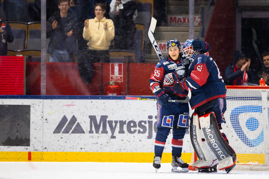 Linköpings Max Lindroth och målvakt Marcus Högberg jublar