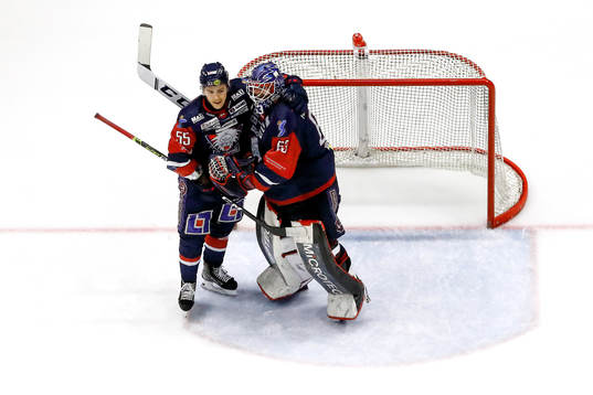 Linköpings Max Lindroth jublar och tackar målvakt Marcus