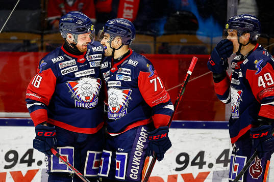 Alexander Johansson och Robert Lantosi jublar  eter mål