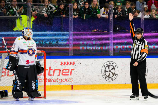 Växjös målvakt Emil Larmi blir utvisad av Domare Sören