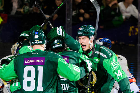 Färjestads Victor Ejdsell jublar med lagkamrater