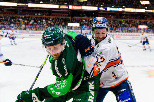 Färjestads Pontus Widerström och Växjös Arvid Lundberg