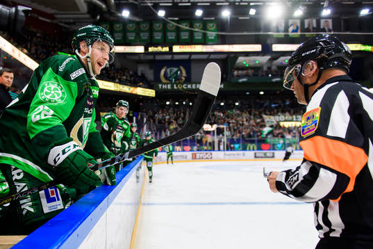 Färjestads Per Åslund i samtal med Domare Sören Persson