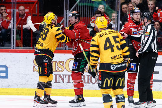 Skellefteås Jayce Hawryluk och Örebros Gustav Backström