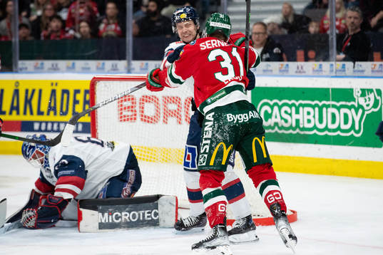 Linköpings John Nyberg och Frölundas Nicklas Lasu fightas