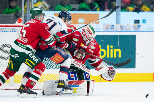 Linköpings Robert Lantosi oroar framför Frölundas
