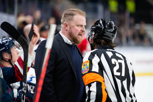 Linköpings tränare Klas Östman reagerar på Domare