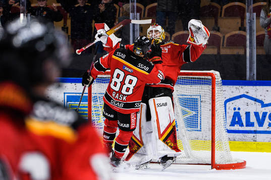 Luleås målvakt Jesper Wallstedt och Joonas Rask jublar