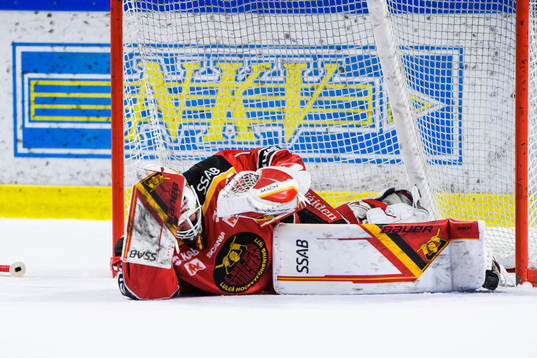 Luleås målvakt Jesper Wallstedt har ont