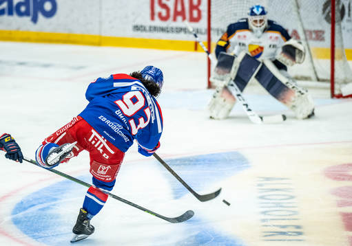 Oskarshamns Cameron Brace och Djurgårdens målvakt Mantas