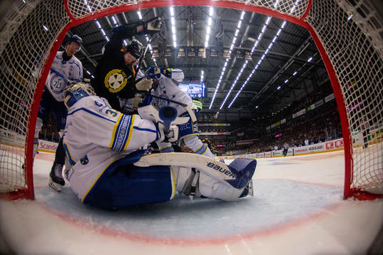 Leksands målvakt Axel Brage och Brynäs Linus Ölund