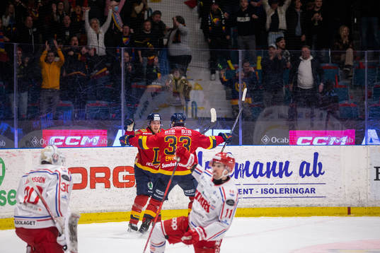 Djurgårdens Emil Berglund jublar med lagkamrater