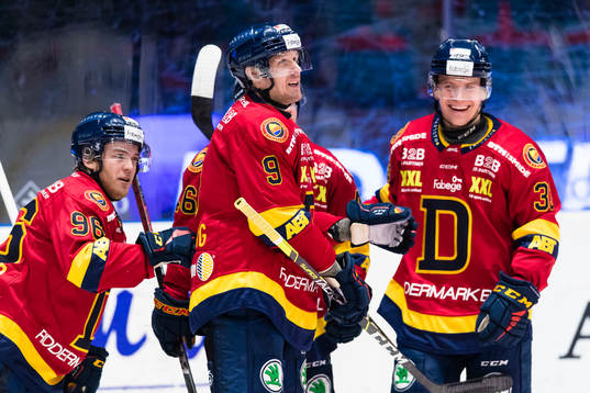 Djurgårdens Emil Berglund (v) gör 1-0 och jublar med