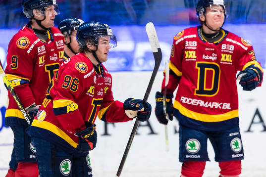 Djurgårdens Emil Berglund (närmast i bild) gör 1-0 och