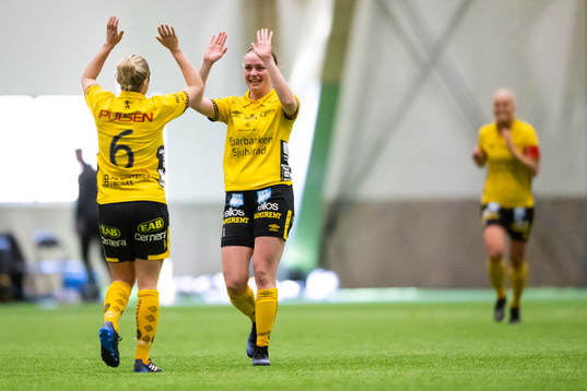 Elfsborgs Linda Westberg Carlsson och Leann Nyström jublar efter 2-0