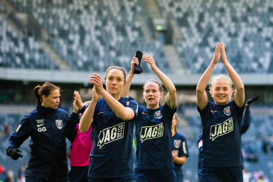 Eskilstunas Felicia Rogic jublar med lagkamrater efter