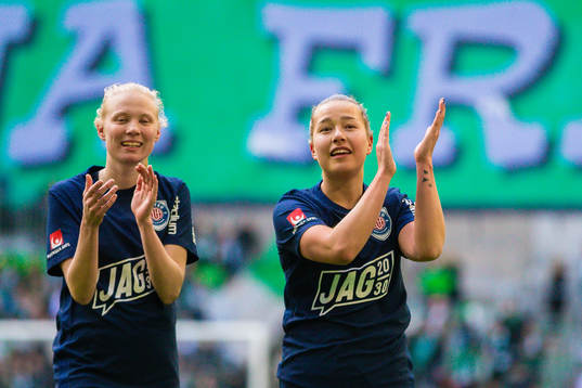 Eskilstunas Elin Rombing och Emma Engström jublar