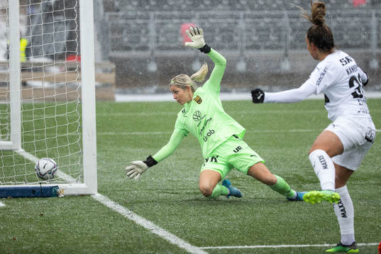 Häckens Johanna Rytting Kaneryd gör 0-1 bakom Umeås målvakt Agnes Granberg