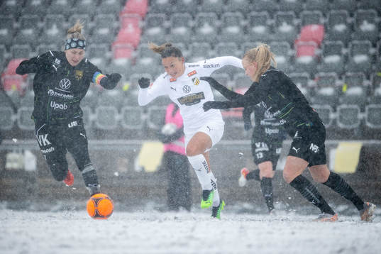 Umeås Lisa Dahlkvist och Wilma Carlsson i duell med Häckens Johanna Rytting Kaneryd
