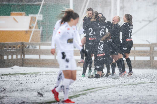 Umeås Henna Honkanen jublar efter 1-1