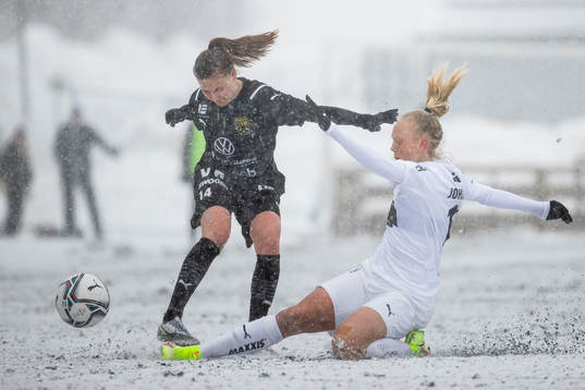 Umeås Katariina Kosola och Häckens Molly Johansson