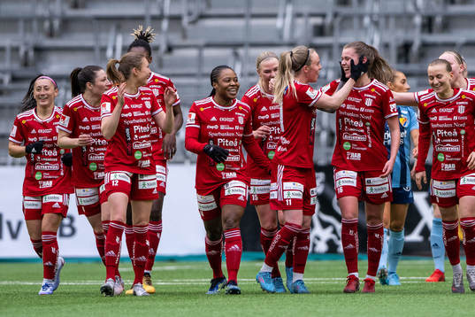 Piteås Cecilia Edlund och Maja Green jublar efter 0-2