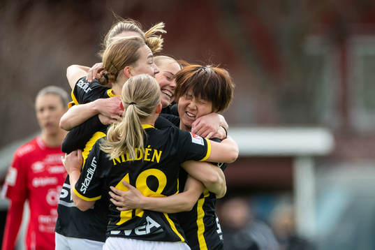 s Honoka Hayashi jublar efter 1-0 under fotbollsmatchen i Damallsvenskan mellan AIK och Örebro den 27 mars 2022 i Stockholm. 