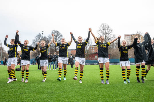 s Agnes Nyberg, Caroline Murray, Jennie Nordin, Emma Kimell, Hannah Davison och Emelie Jansson jublar efter fotbollsmatchen i Damallsvenskan mellan AIK och Örebro den 27 mars 2022 i Stockholm. 
