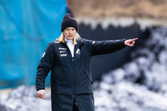s tränare Maiju Ruotsalainen under fotbollsmatchen i Damallsvenskan mellan AIK och Örebro den 27 mars 2022 i Stockholm. 