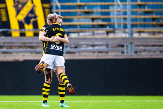 s Jenny Danielsson jublar med Agnes Nyberg efter 2-0 under fotbollsmatchen i Damallsvenskan mellan AIK och Örebro den 27 mars 2022 i Stockholm. 