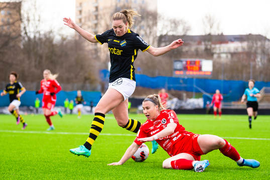 s Jennie Nordin och Örebros Jenna Hellstrom