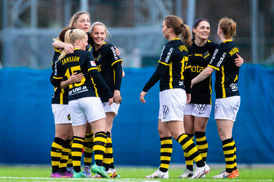 s Emelie Jansson, Hannah Davison, Agnes Nyberg, Johanna Lindell, Linnea Wennberg och Caroline Murray jublar efter fotbollsmatchen i Damallsvenskan mellan AIK och Örebro den 27 mars 2022 i Stockholm. 