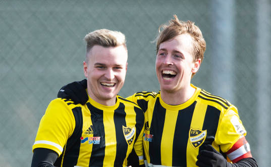 FK Hässleholms veteraner Danny Gunnarsson och Robin Strömberg firar Dannys mål  i träningsmatchen mellan IFK Hässleholm och Eslövs BK i Hässleholm 27 mars 2022.