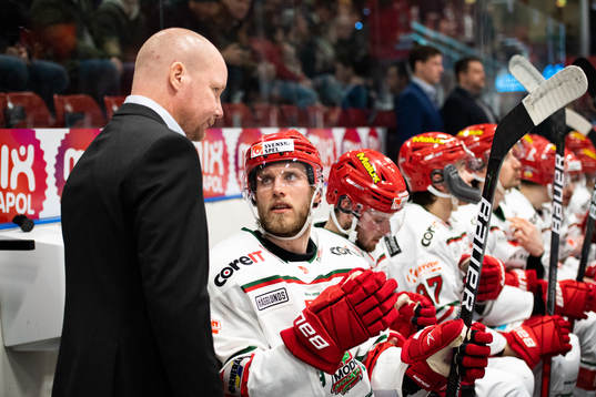 Modos assisterande tränare Jonas Holmström och Jesper