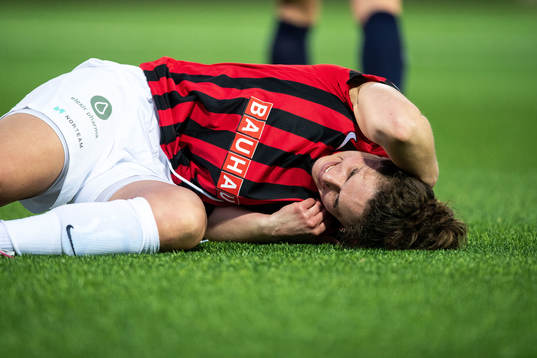Brommapojkarnas Shannon Woeller har ont