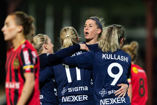 Rosengårds Olivia Schough jublar med Mimmi Larsson efter 2-0