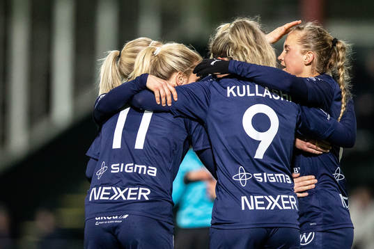 Rosengårds Mimmi Larsson jublar med lagkamrater efter 2-0