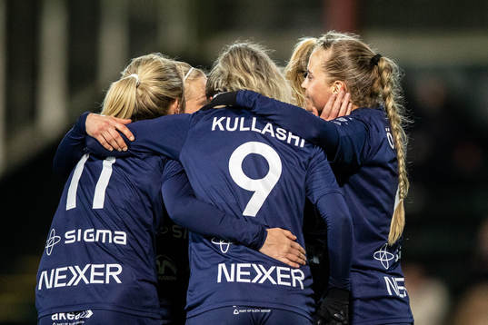 Rosengårds Mimmi Larsson jublar med lagkamrater efter 2-0