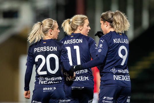 Rosengårds Mimmi Larsson jublar med lagkamrater efter 2-0