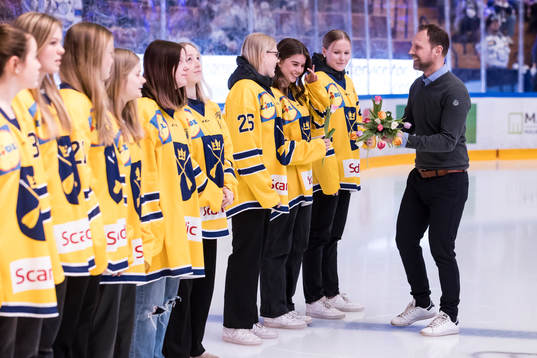 Leksands VD Andreas Hedbom delar ut blommor till Dalarnas