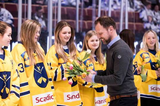 Leksands VD Andreas Hedbom delar ut blommor till Dalarnas