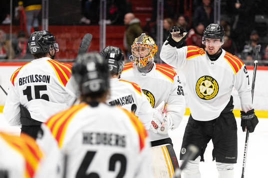 Brynäs Simon Bertilsson, målvakt Veini Vehviläinen och