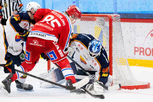 Timrås Filip Westerlund och Djurgårdens målvakt Mantas