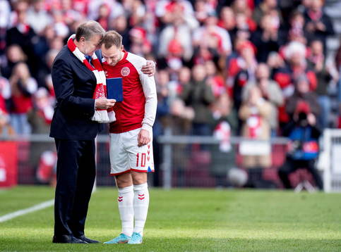 Fotboll, Träningsmatch Soccer Football - International Friendly - Denmark v Serbia - Parken, Copenhagen, Denmark - March 29, 2022 Denmark's Christian Eriksen with former Denmark coach Age Hareide before the match Liselotte Sabroe/Ritzau Scanpix via REUTERS      ATTENTION EDITORS - THIS IMAGE WAS PROVIDED BY A THIRD PARTY. DENMARK OUT. NO COMMERCIAL OR EDITORIAL SALES IN DENMARK.
 